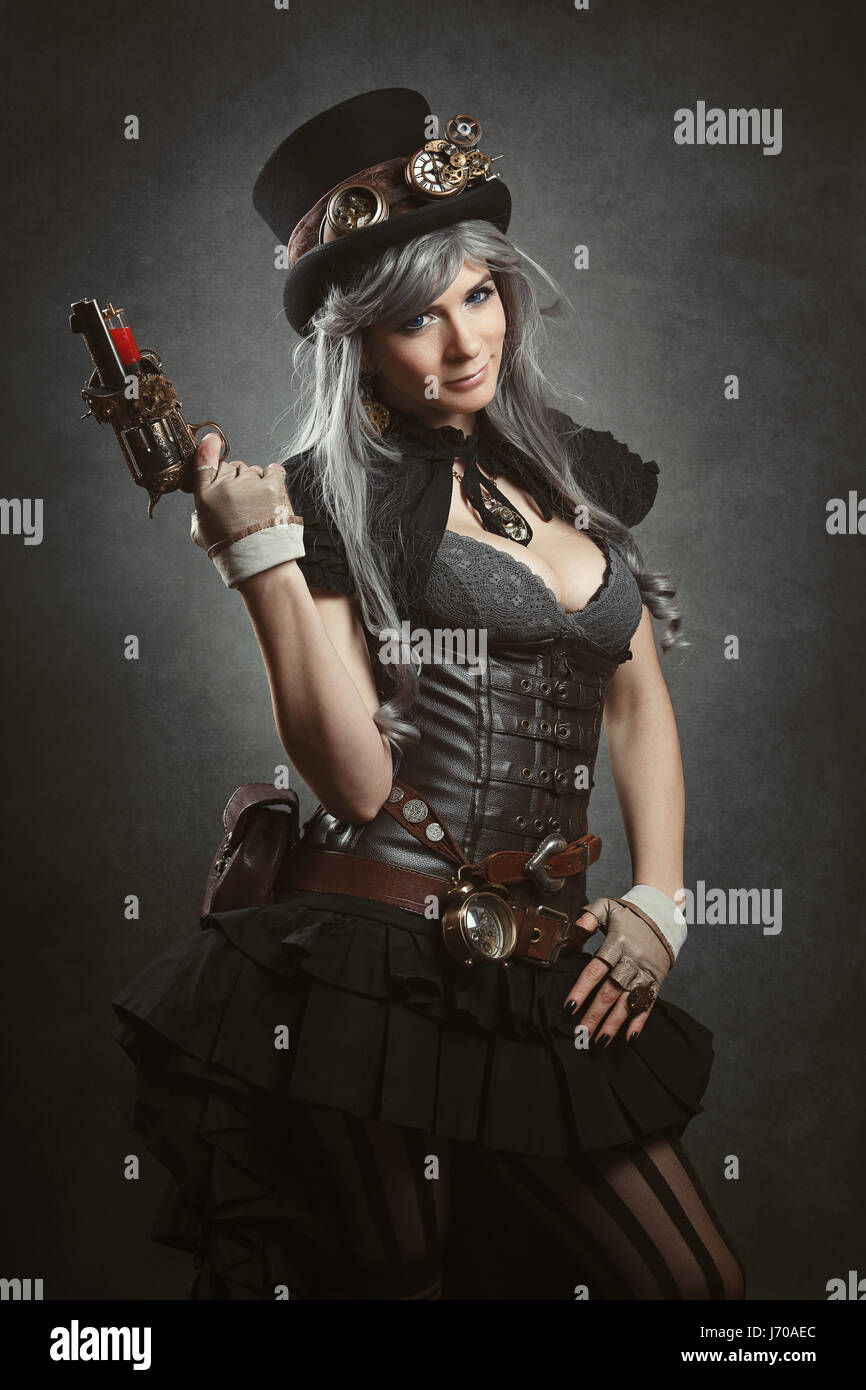 Steampunk Mädchen posiert mit mechanischen Waffe. Texturierte Hintergrund Stockfoto