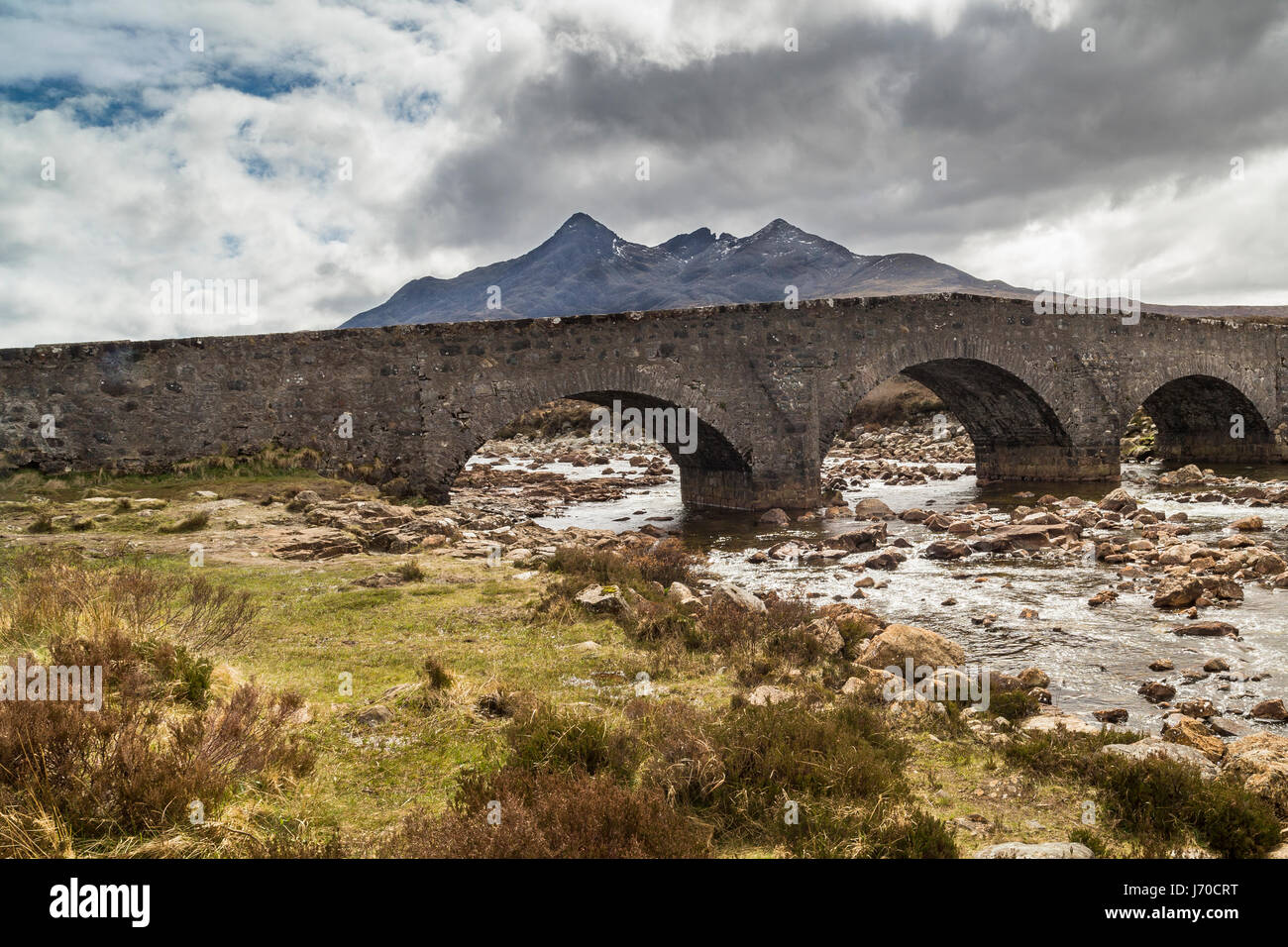 Fluß Sligachan und Brücke auf die Isle Of Skye in Schottland