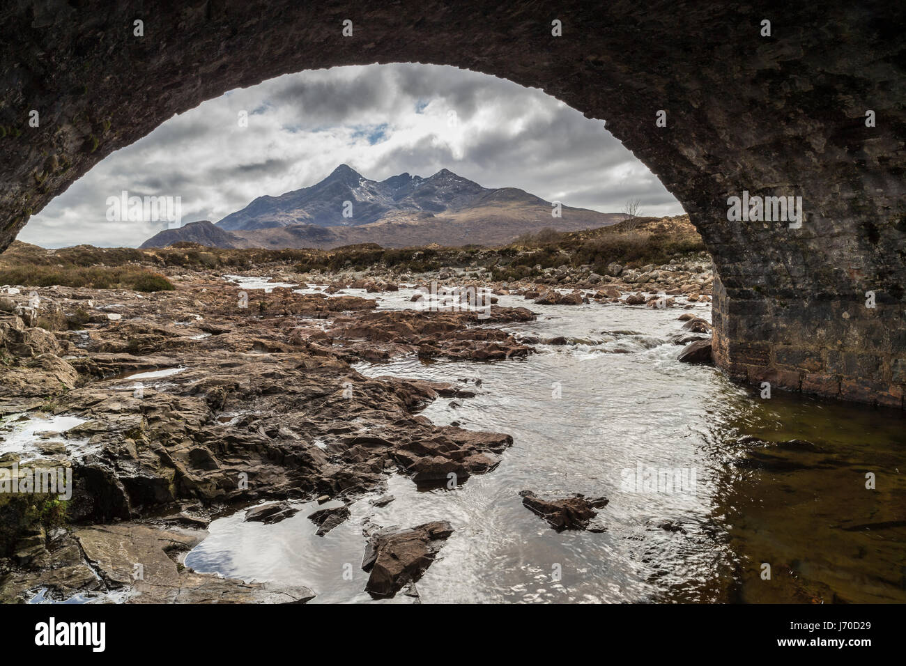 Fluß Sligachan und Brücke auf die Isle Of Skye in Schottland. Stockfoto