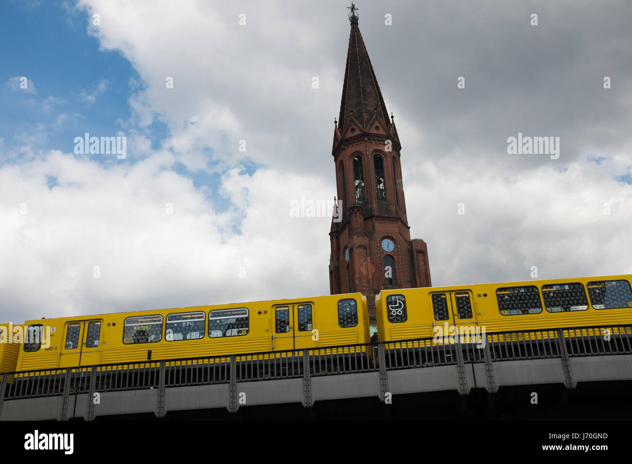 Berlin, 26. April: U-Bahnlinie U1 erhöht u-Bahn in der Nähe der Gorlitzer (Görlitzer) U-Bahnhof (Deutsch für die u-Bahnstation) in Berlin Kreuzberg am 26. April Stockfoto