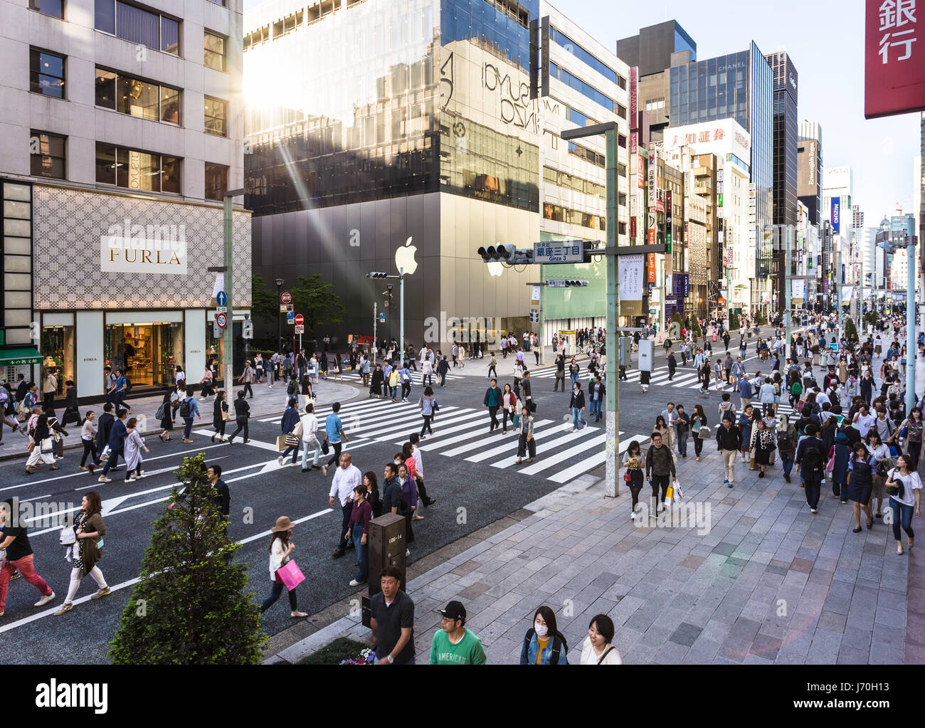 Tokio - 7. Mai 2017: Menschen wandern durch die Straßen von Ginza, das luxuriöse Einkaufsviertel in der Hauptstadt Tokio, wo Verkehr Bann ist Stockfoto