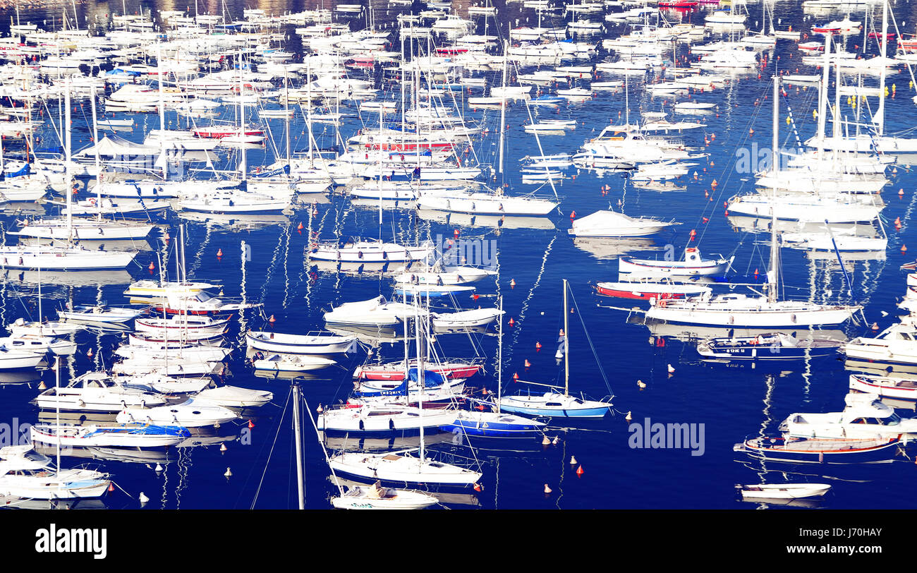 Blaue Stadt Stadt Küste Bucht Boot Land Ruderboot Segelboot Segelboot Stockfoto