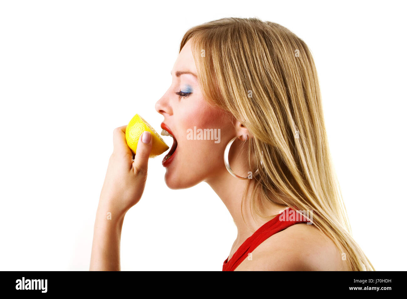 Frau Mund sauer Biss Zitrone Zitrone Essen Essen isst Frau Hand Gesundheit Vitamine Stockfoto