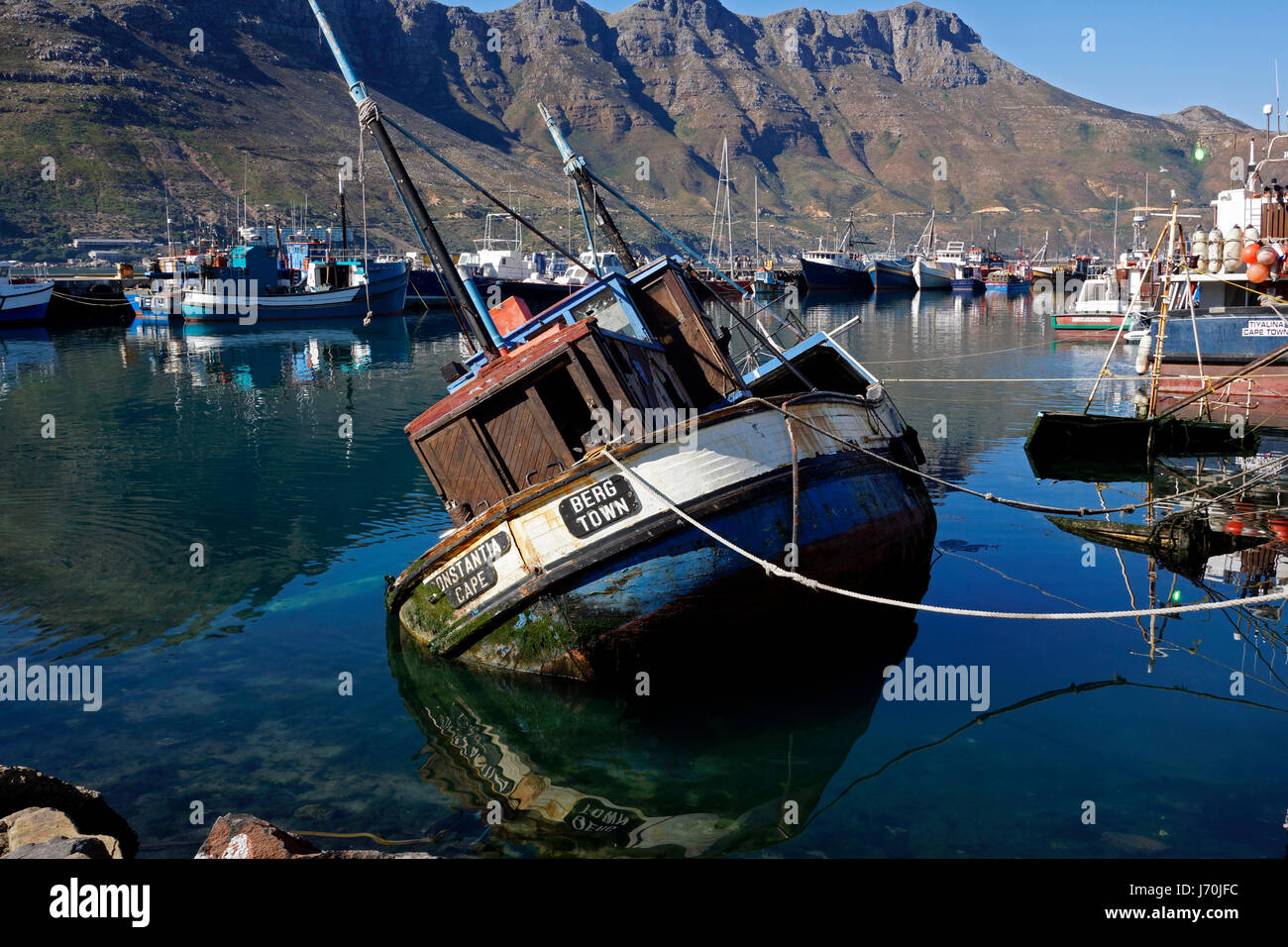 Versunkenen Schiff im Hafen von Hout Bay in der Nähe von Cape Town, Südafrika. Stockfoto