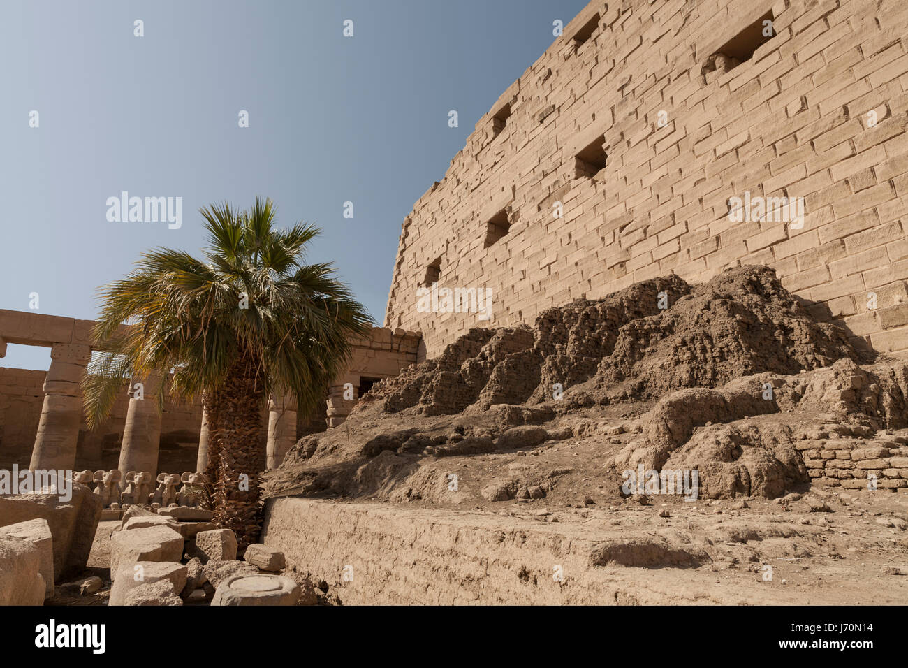 Schlamm-Rampen hinter ersten Pylon am Karnak-Tempel, Luxor City, Ägypten Stockfoto
