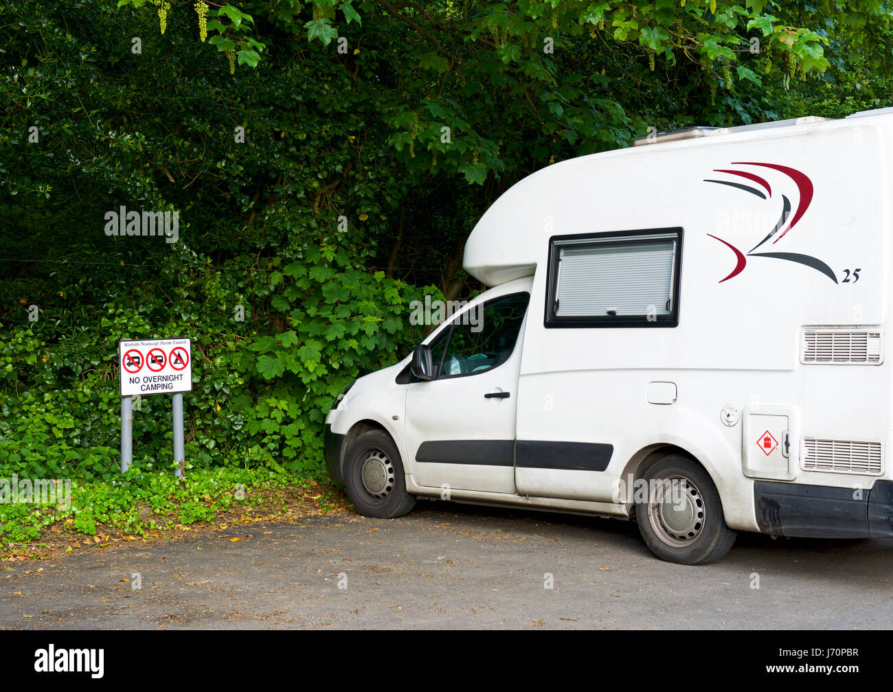 25 Romahome, kleine Reisemobil, geparkt neben Zeichen: keine Übernachtung in Zelten, England Großbritannien Stockfoto