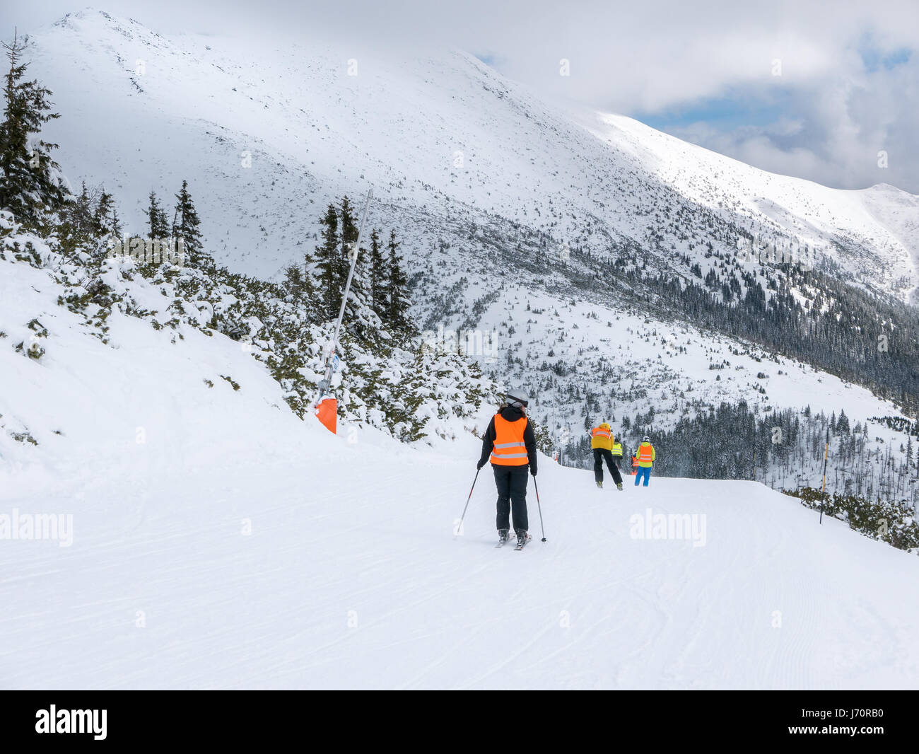 Rückansicht der Skifahrer im Westen von der Skischule. Stockfoto