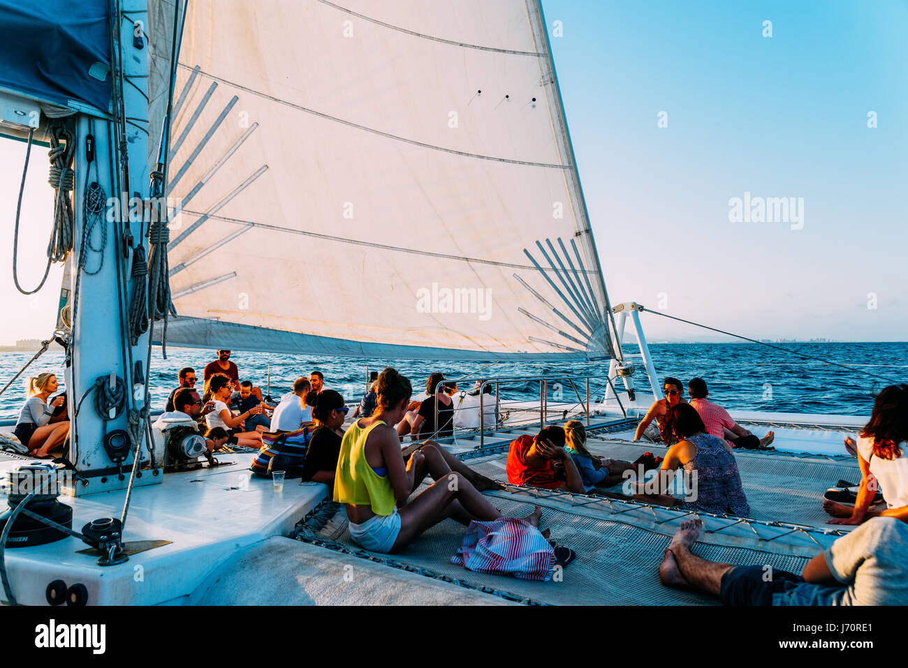 VALENCIA, Spanien - 2. August 2016: Menschen genießen Sommer am Meer von der Yacht aus Valencia Hafen segeln. Stockfoto