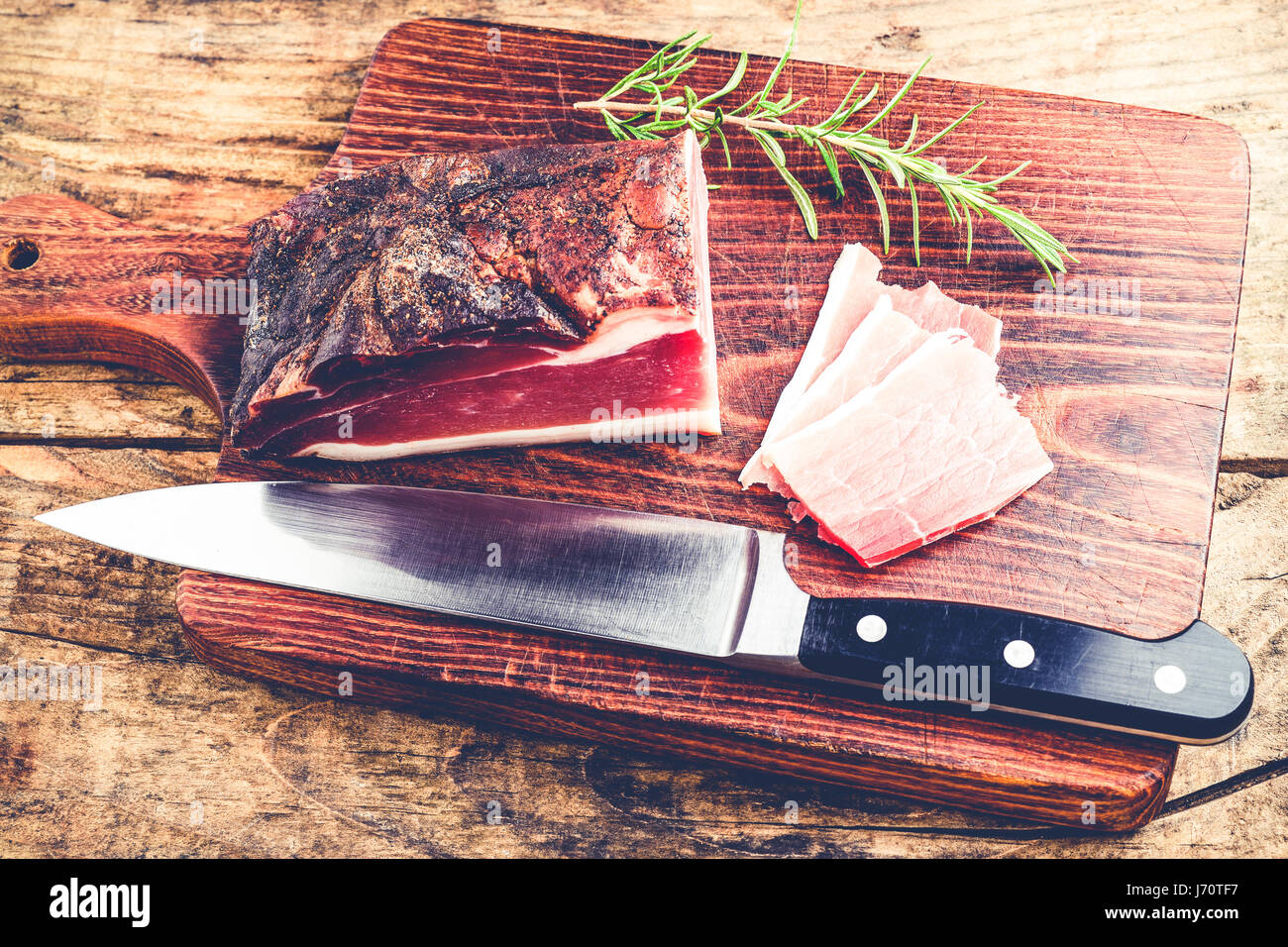 italienischer Speck geräuchert Schinken - typische Gerichte aus Schweinefleisch in Italien Stockfoto