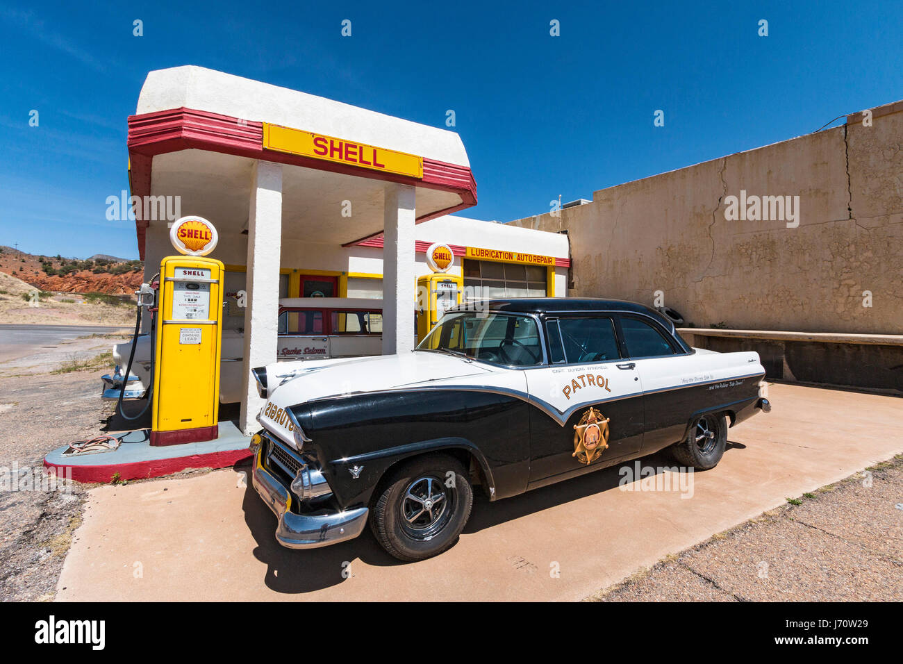 Oldtimer Tankstelle komplett mit alten Autos, Pumpen und Ads, am Stadtrand von Bisbee, AZ. Stockfoto