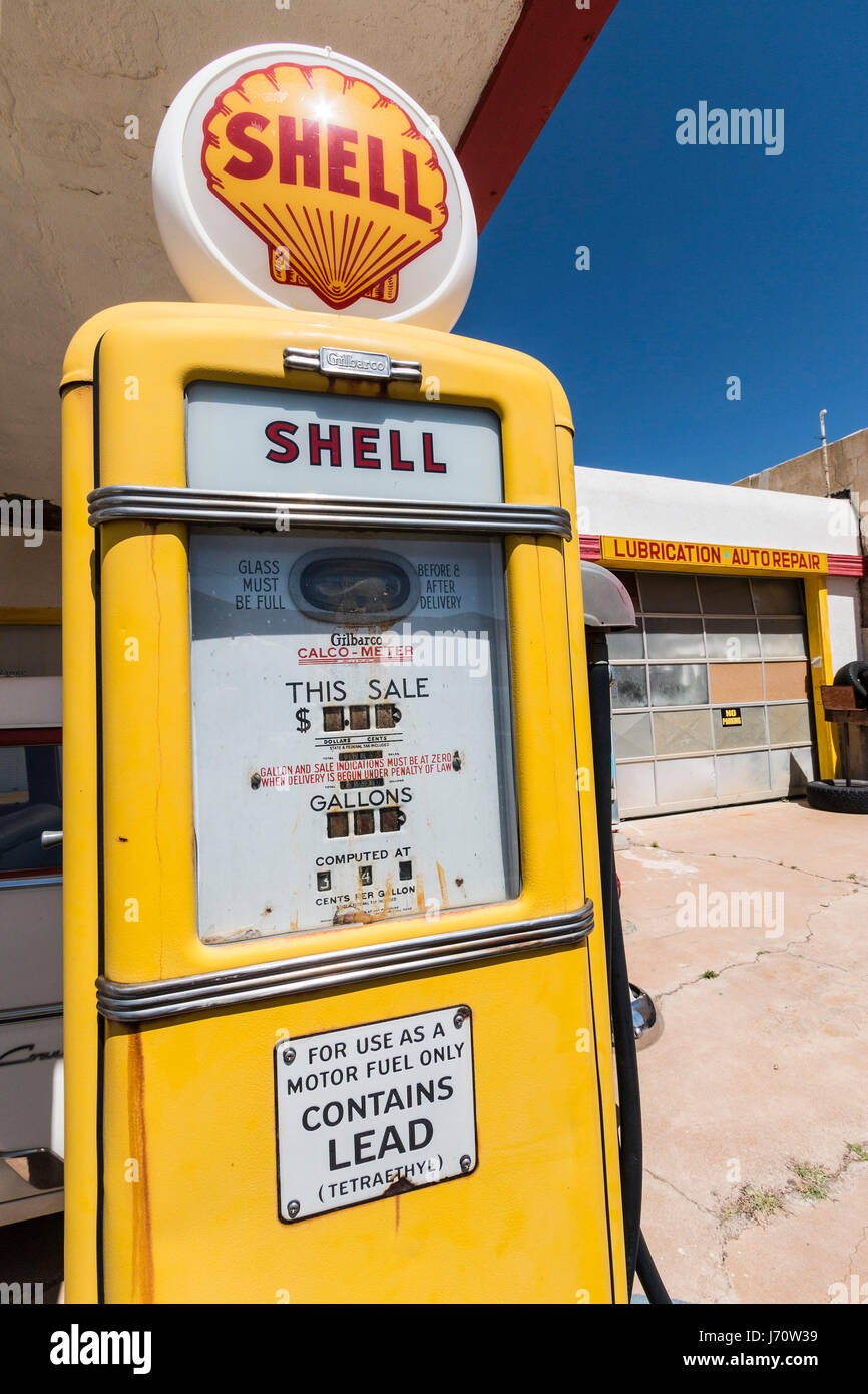 Oldtimer Tankstelle komplett mit alten Autos, Pumpen und Ads, am Stadtrand von Bisbee, AZ. Stockfoto