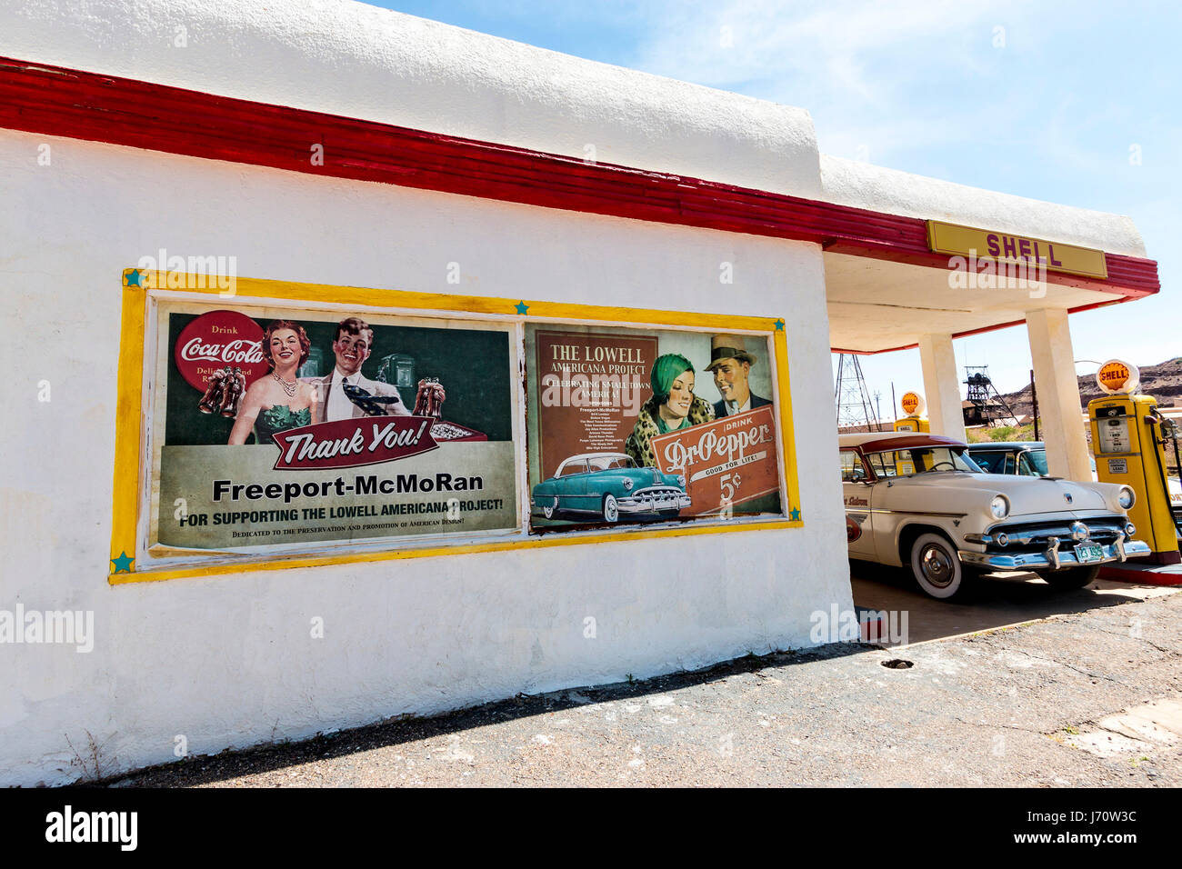Oldtimer Tankstelle komplett mit alten Autos, Pumpen und Ads, am Stadtrand von Bisbee, AZ. Stockfoto