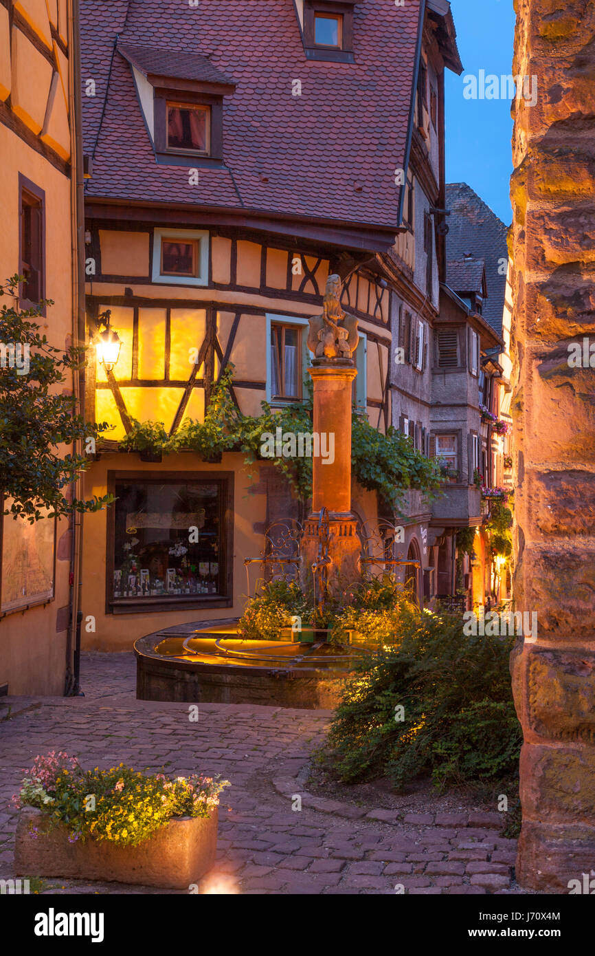 Abend um das mittelalterliche Tor (La Porte Haute), Riquewihr, Elsass, Haut-Rhin, Frankreich Stockfoto