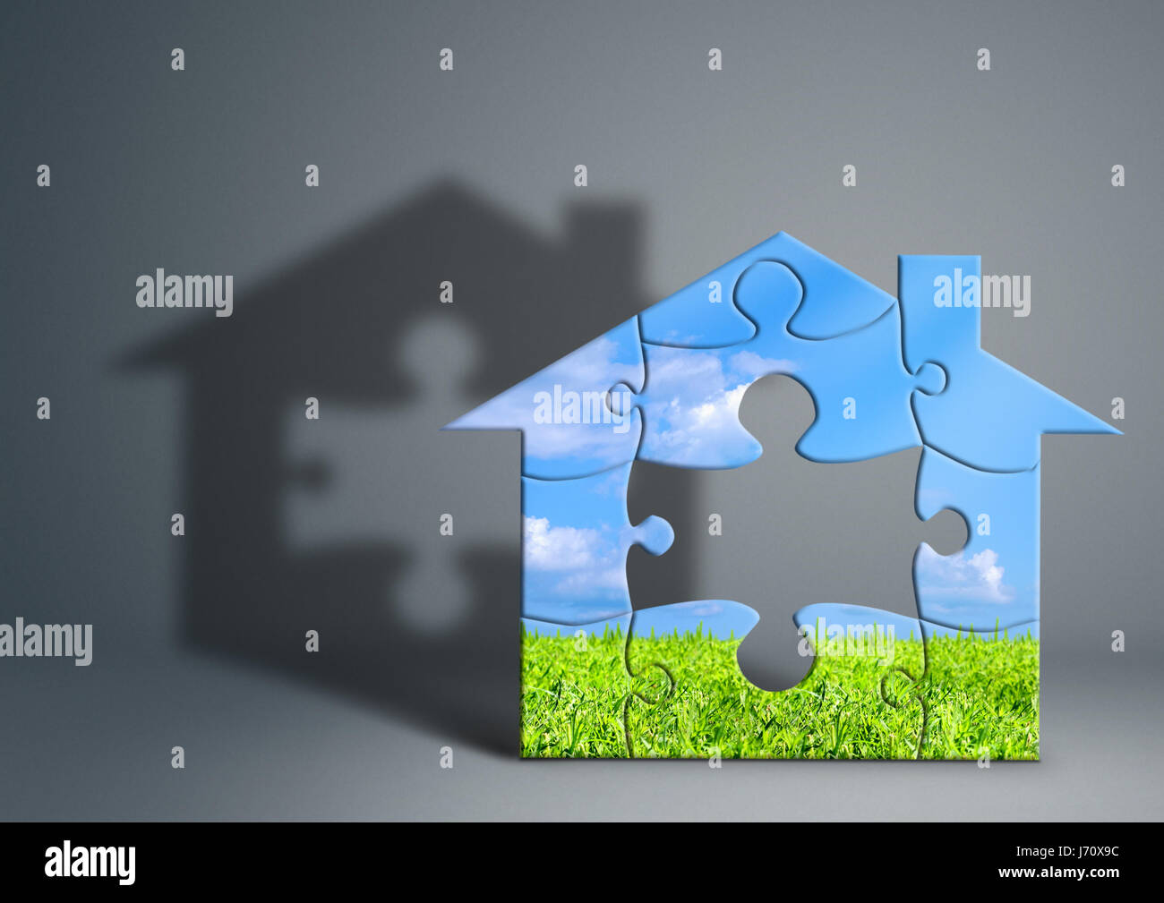 Eco Gewächshaus Konzept, Heimat von Puzzle auf grau Stockfoto