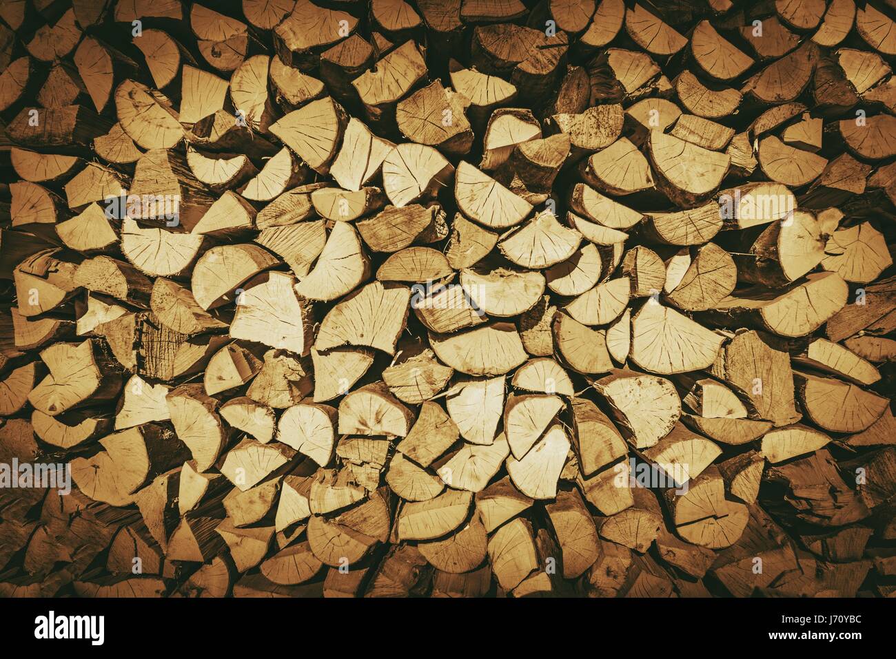 Brennholz-Protokolle Fotohintergrund in Sepia Color-Grading. Stockfoto