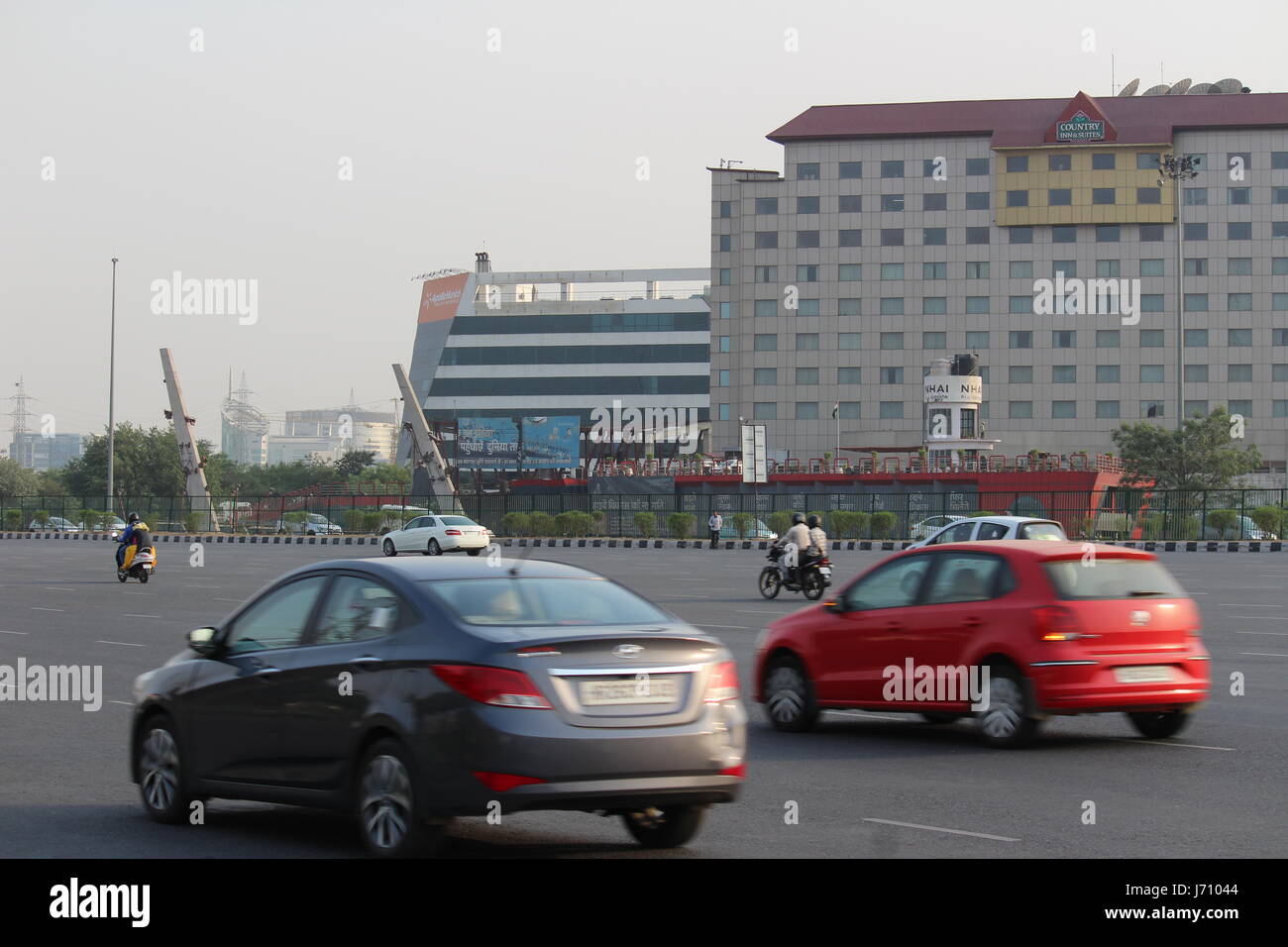 Fahrzeuge gehen aus in Richtung Gurgaon Delhi und Gurgaon am National Highway 8 aus. Die Überreste der demontierten Mautstelle sind auch sichtbar Stockfoto