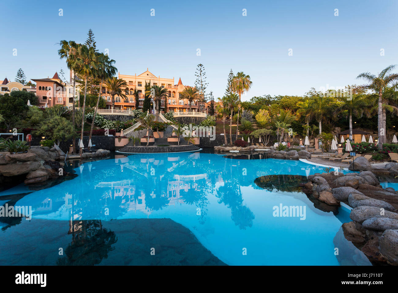 Das 5-Sterne Hotel Bahia del Duque und Schwimmbad am Ende eines Tages in Costa Adeje, Teneriffa, Kanarische Inseln, Spanien Stockfoto