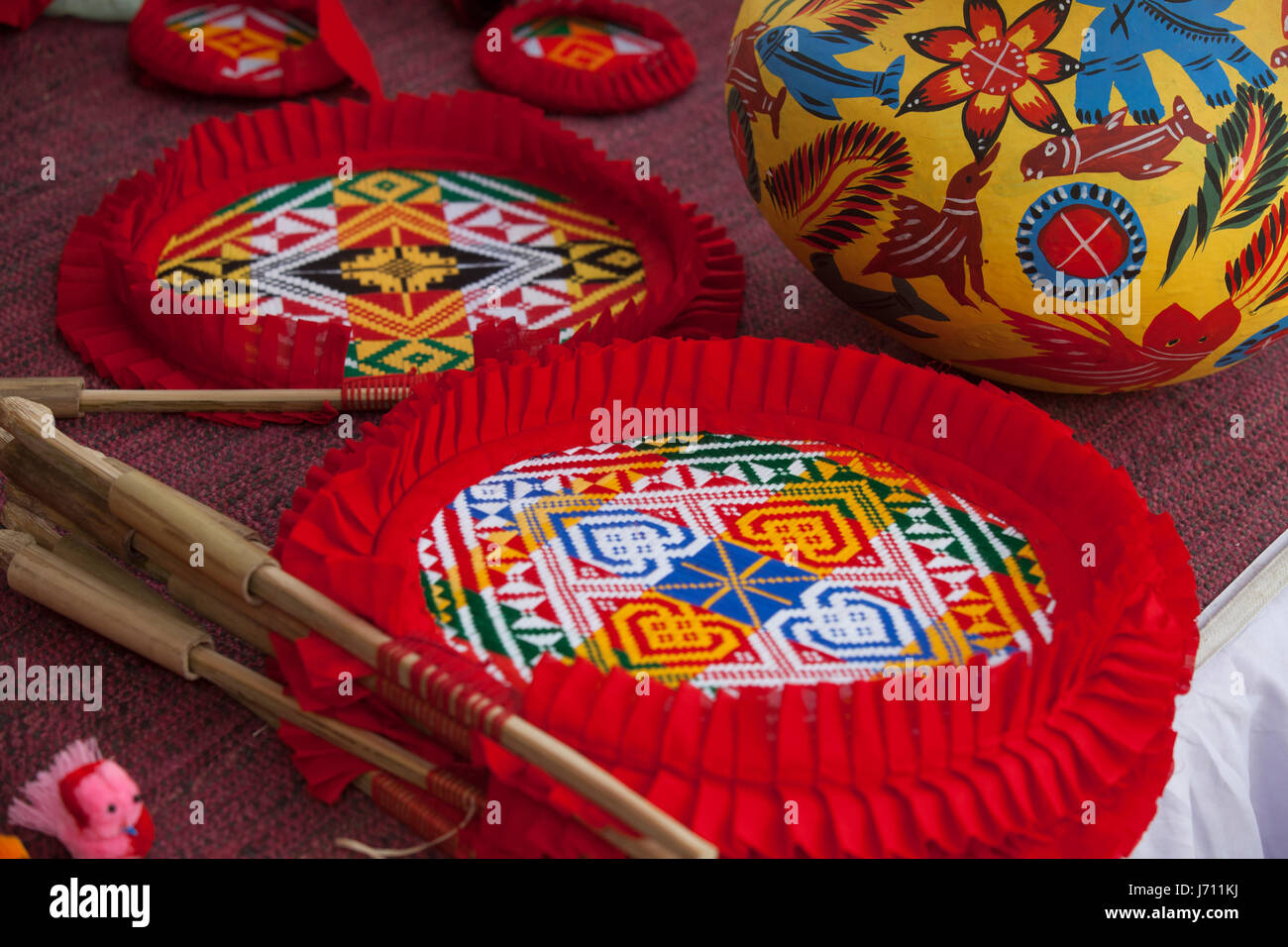 Handwerkliche Produkte anzeigen "Karu Mela" (Crafts fair) in den Räumlichkeiten der Bangla Akademie in Dhaka, Bangladesch. Stockfoto