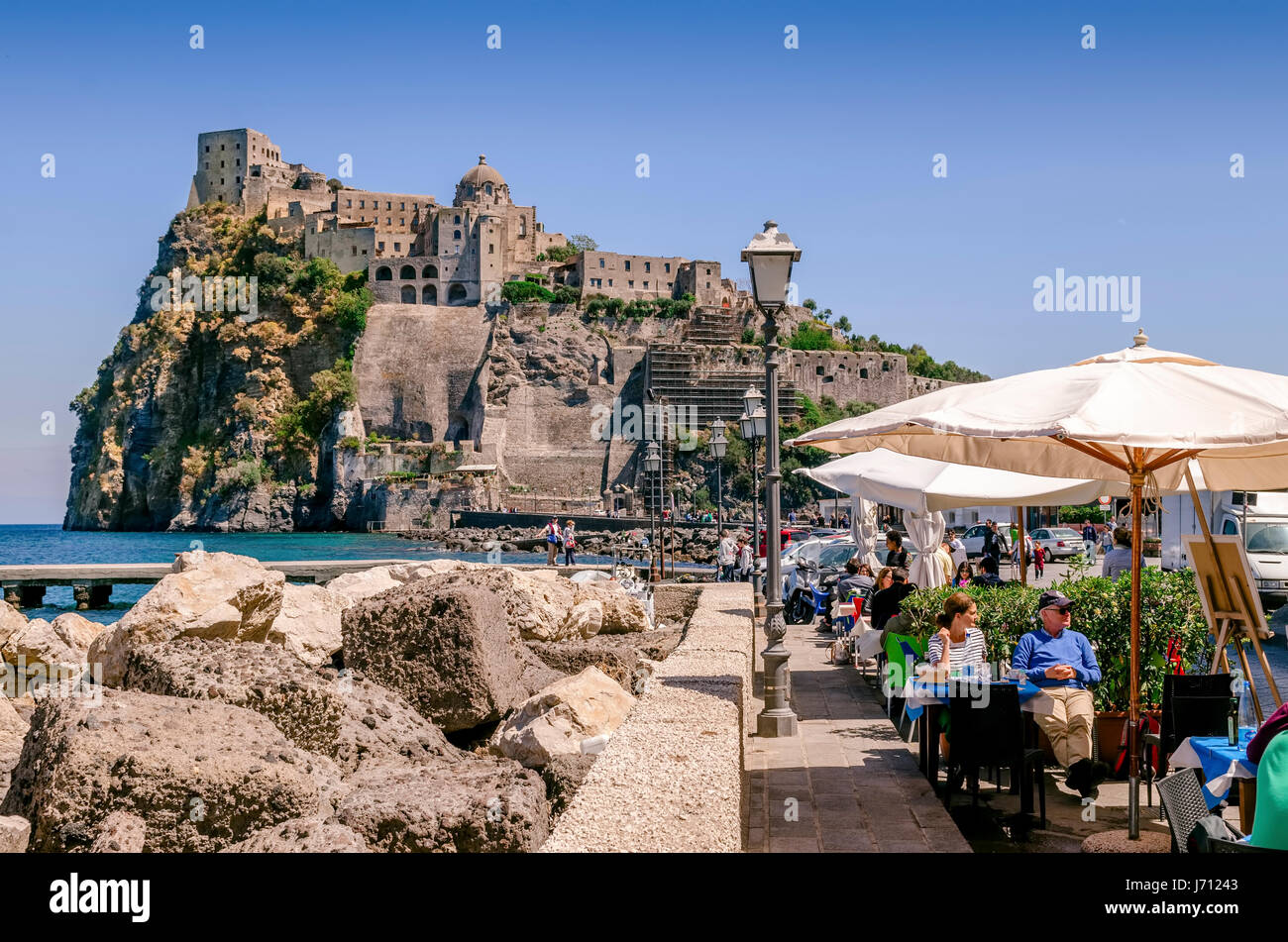 Iaschia März 2017, Italien: Restaurants am Meer in Ischia Ponte mit Touristen, die beim Anblick der das Castello Aragonese, eine Festung, dass ri Speisen Stockfoto