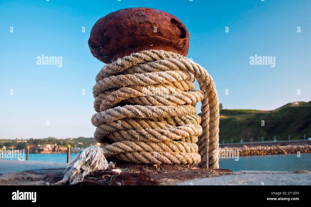 Tag im Laufe des Tages gebunden gebunden außerhalb niemand gesichert Seil im freien Wasser Stockfoto