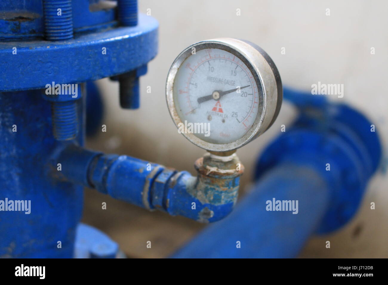 Wasserdruckmesser in der Pumpstation eines Brunnenes Von einem