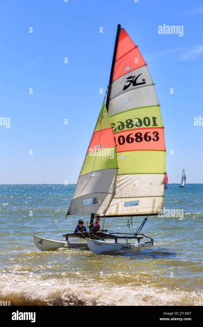 Segelboot auf dem Wasser an der Küste von Brighton, East Sussex Stockfoto