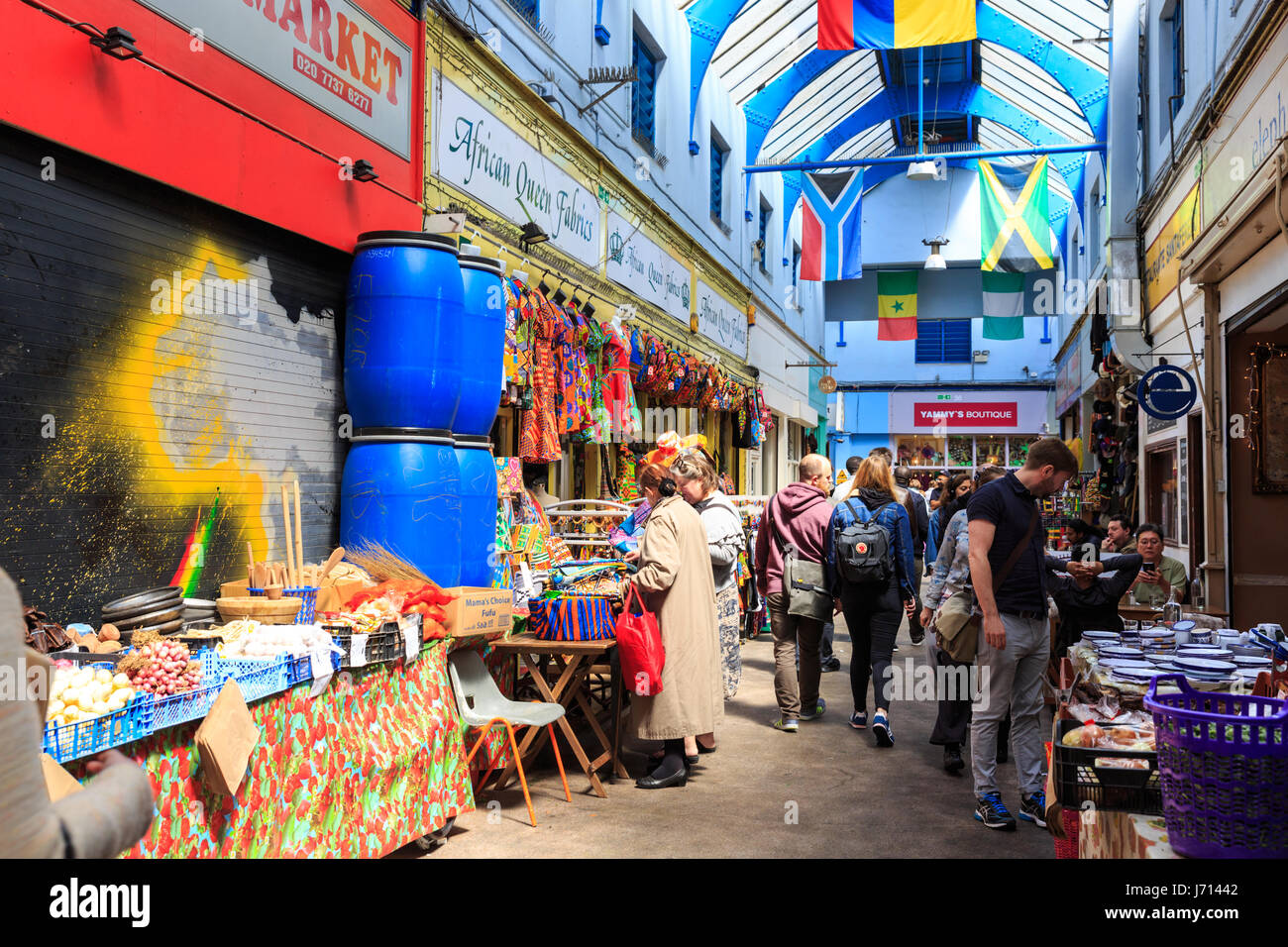 Leute schauen auf Geschäfte in Brixton Village, eine Markthalle in Brixton, Südlondon Stockfoto