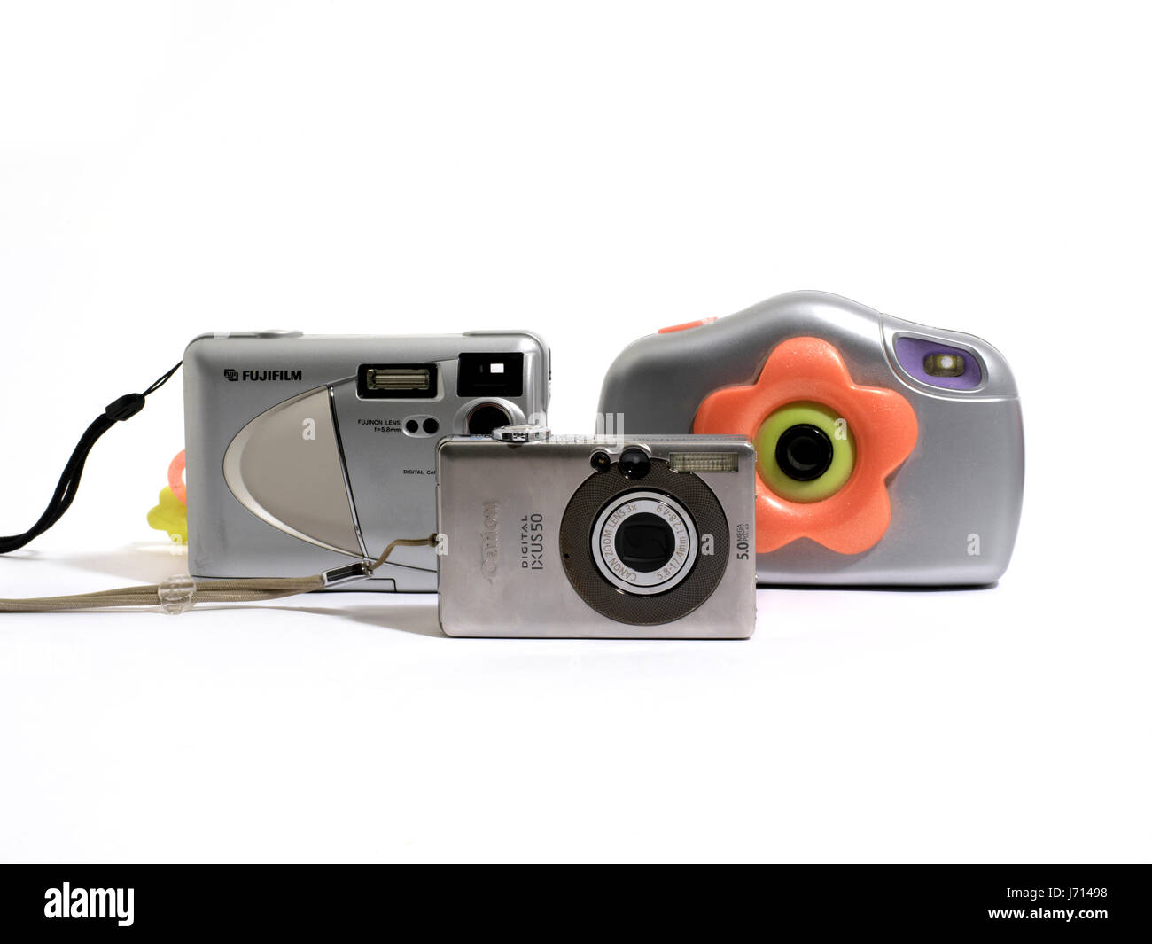 Drei digitale Kompaktkameras - Canon Ixus 50, Fujifilm Finepix 2300 und Barbie Digitalkamera Stockfoto