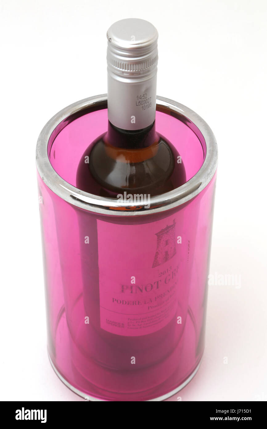 Flasche Pinot Grigio in rosa Weinkühler Stockfoto