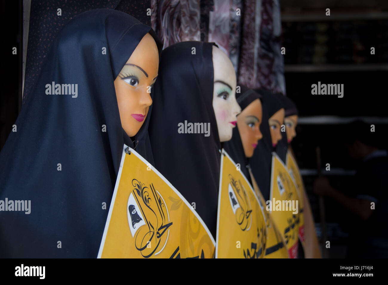 Schaufensterpuppe trägt schwarzen Schal in Esfahan Basar, Iran Stockfoto