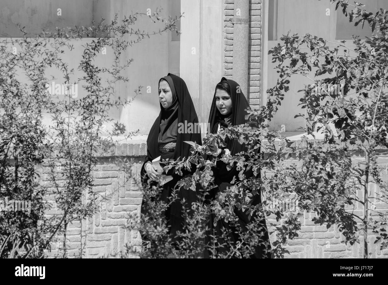 Frauen in schwarzen Hijab Wandern in einen Garten, Kashan, Iran Stockfoto