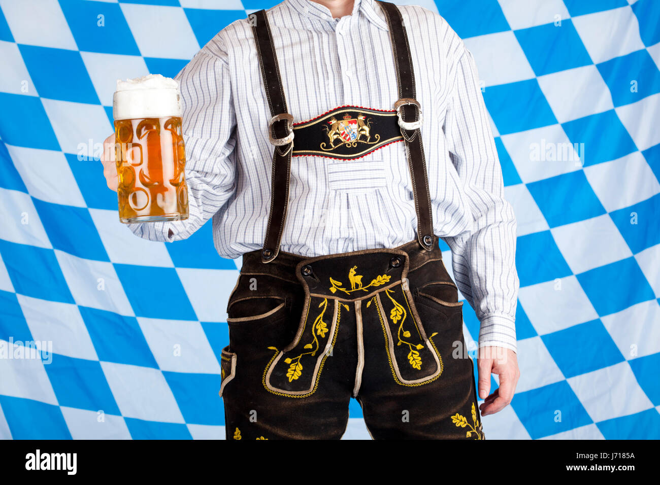 bayerischen Mann mit Bier u. Lederhose Stockfoto