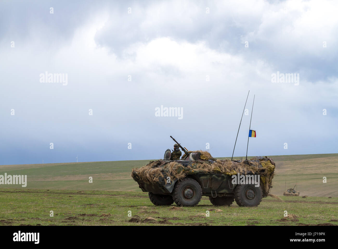 Der gepanzerte persönliche Träger ABC-79M mit Tarnelementen erscheint im Schießstand von Smirdan während einer multinationalen NATO-Militärübung „Wind Spring -15“. Stockfoto