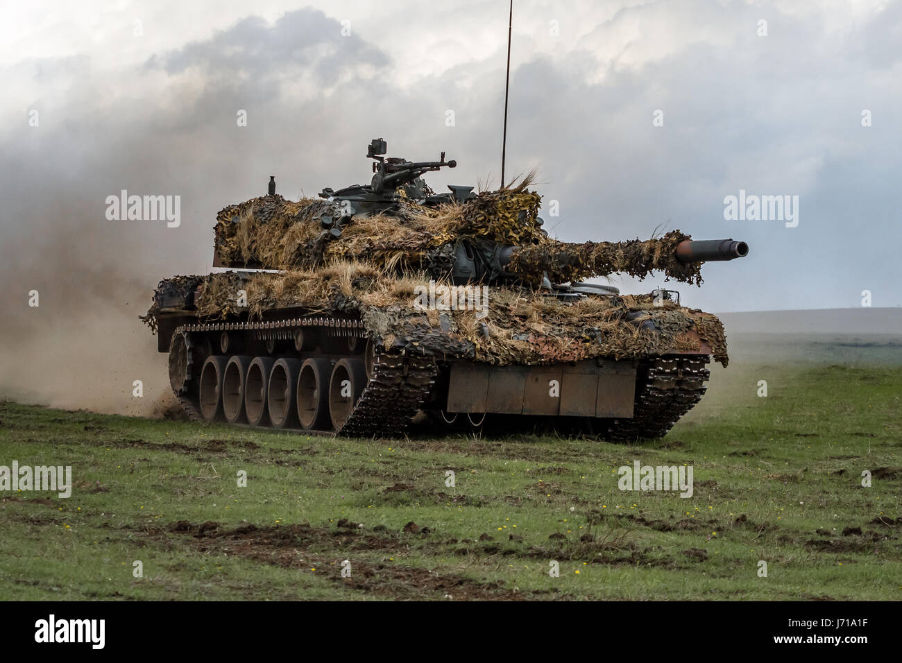 NATO-Militärübung auf dem Schießstand Smardan in Rumänien Ein rumänischer TR-85-Panzer feuert, während die gesamte Einheit die feindliche Linie während der NATO-Militärübung 'Wind Spring -15' auf dem Schießstand Smardan, 260 Kilometer nordöstlich von Bukarest, Rumänien, anfeuert. Stockfoto