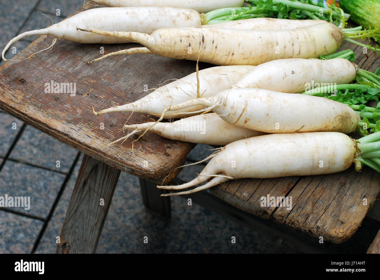 Eco-Wurzelgemüse ernten Rettich essen Nahrungsmittel verkaufen Markt stand wurzelgemse Stockfoto