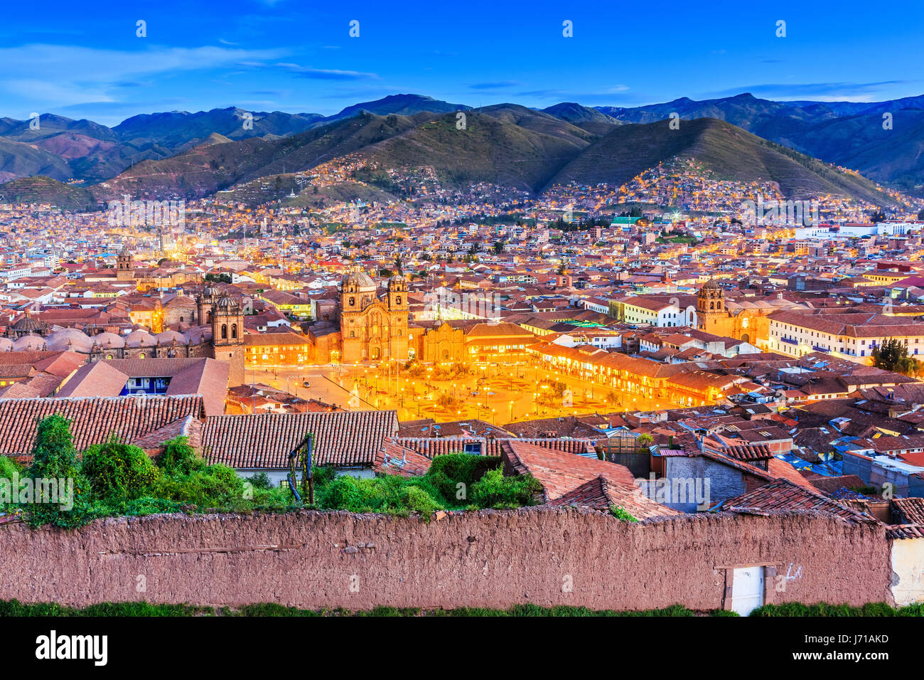 Cusco, Peru-die historische Hauptstadt des Inka-Reiches. Plaza de Armas in der Dämmerung. Stockfoto