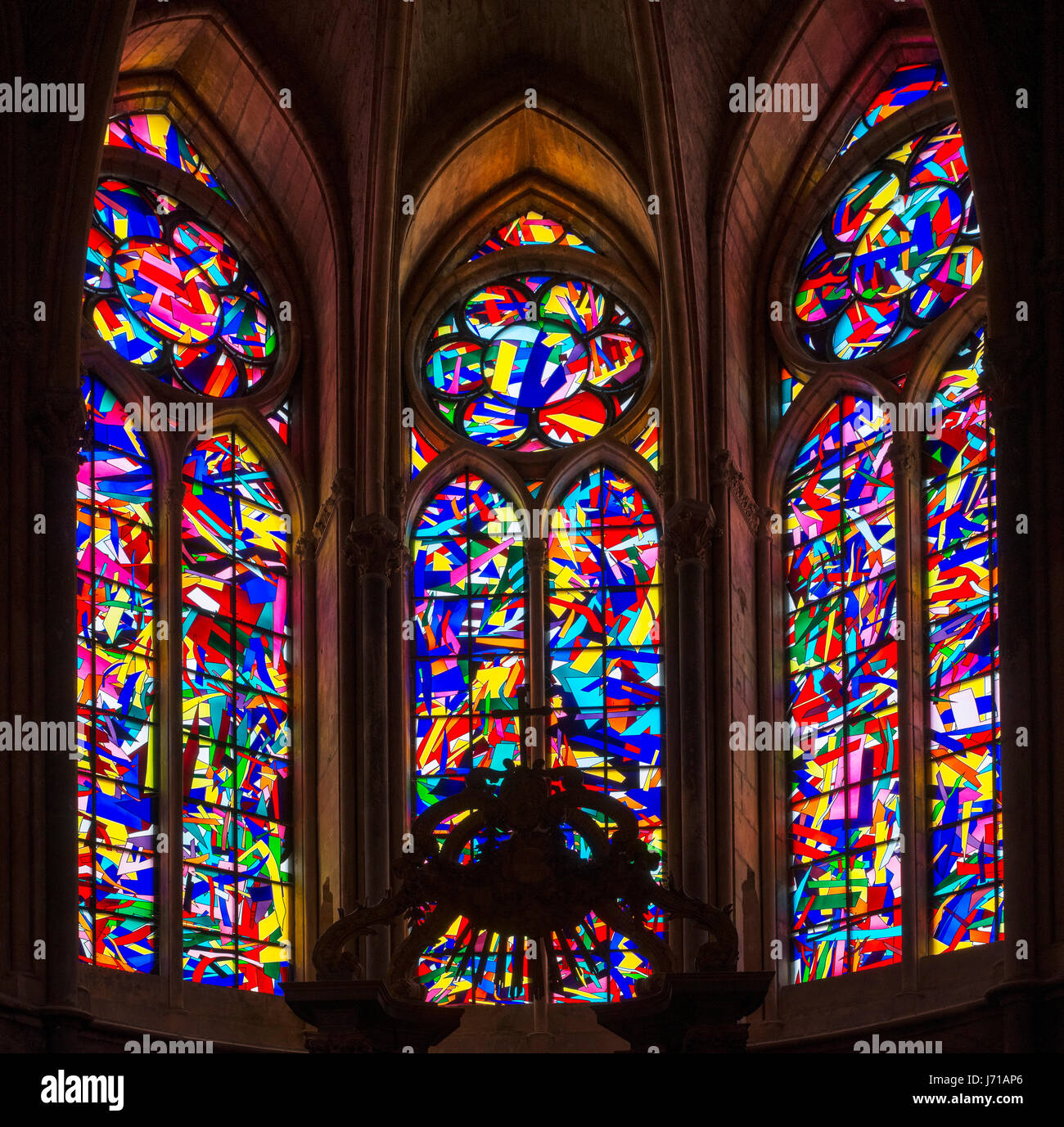 Moderne Glasfenster von Imi Knoebel in der Kathedrale von Notre-Dame de Reims, Reims, Frankreich Stockfoto