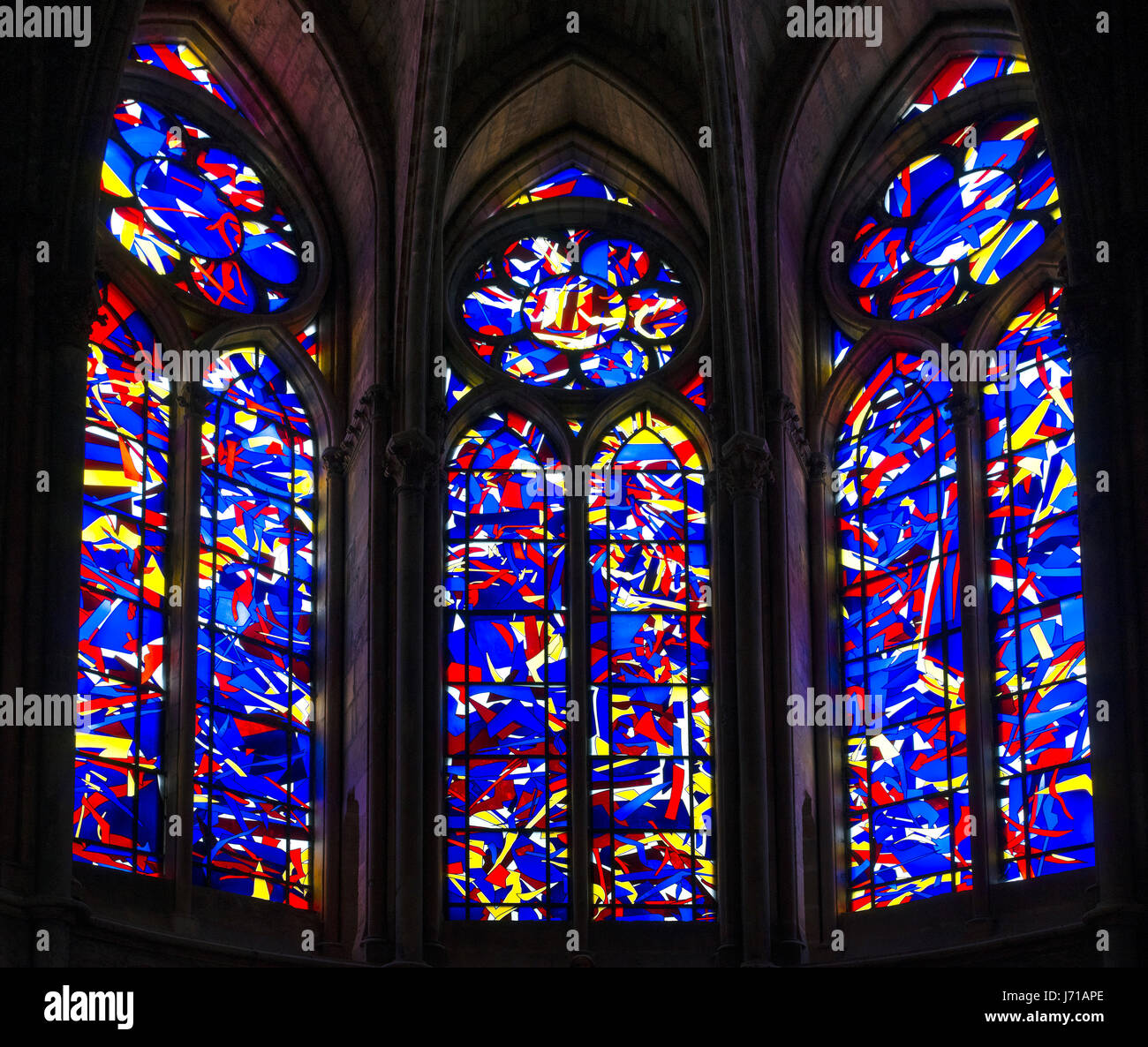 Moderne Glasfenster von Imi Knoebel in der Kathedrale von Notre-Dame de Reims, Reims, Frankreich Stockfoto