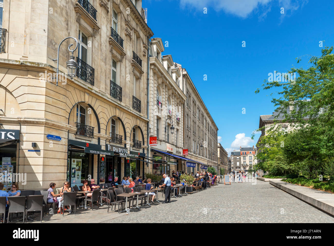 Cafés und Restaurants in der Nähe der Kathedrale, Rue Tronsson Ducoudray, Reims, Frankreich Stockfoto