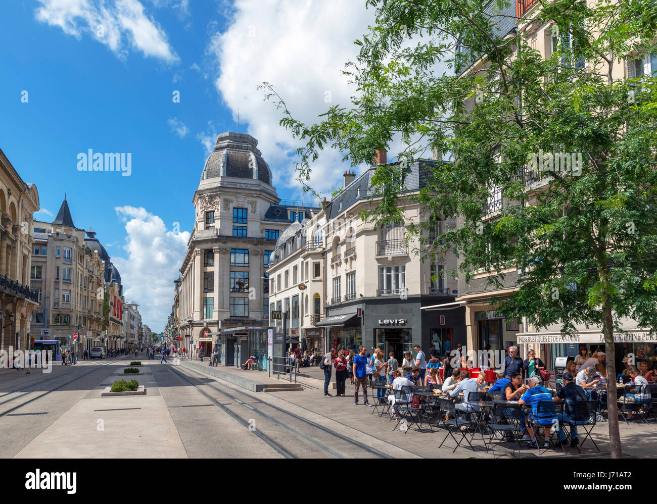 Geschäfte und ein Café in der Innenstadt, Rue de Vesle. Reims, Frankreich Stockfoto