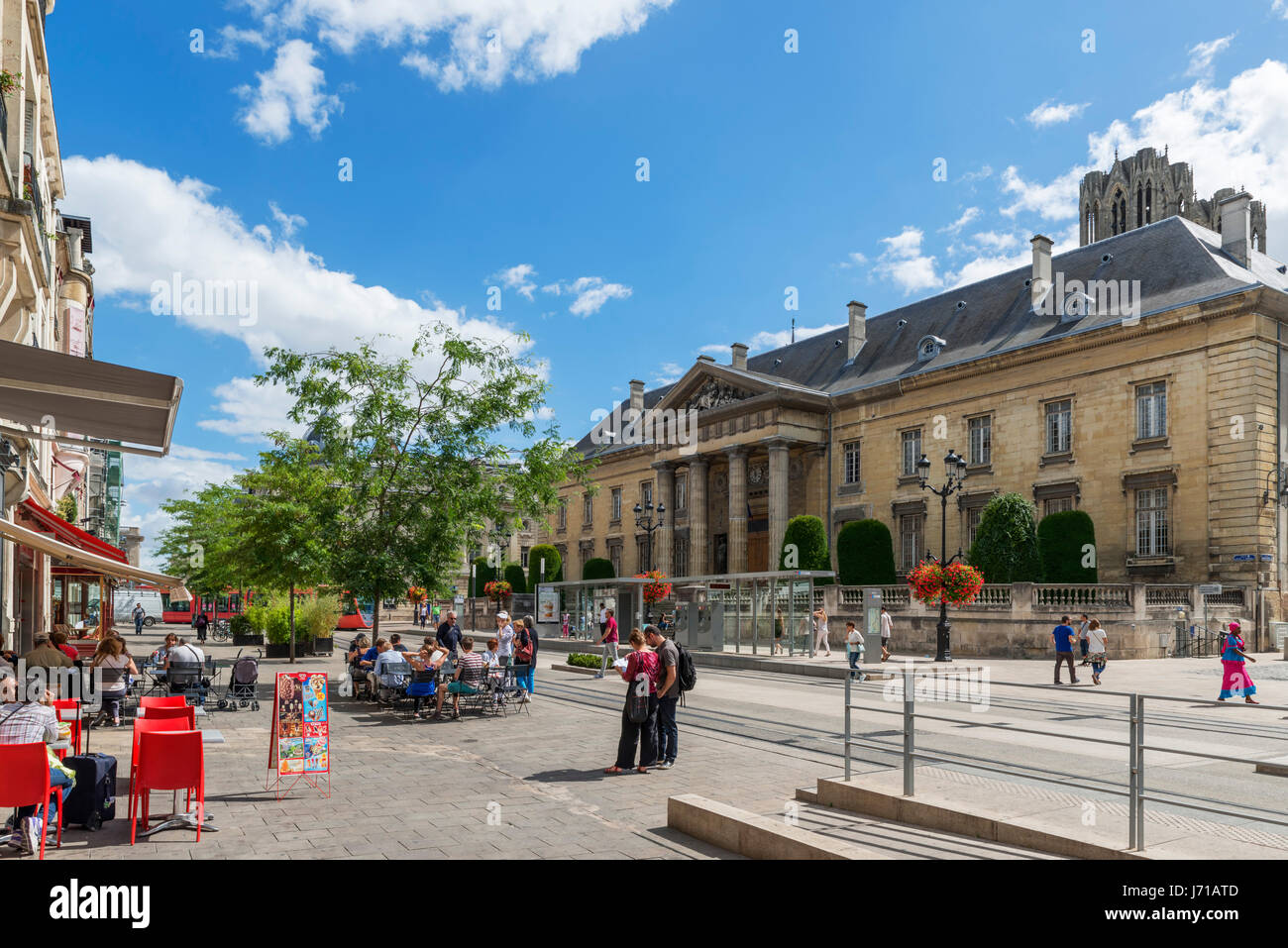 Café und Geschäfte mit Blick auf den Palast der Justiz (Tribunal de Grande Instanz de Reims) in der Stadt-Zentrum, Ort Myron Herrick, Reims, Frankreich Stockfoto