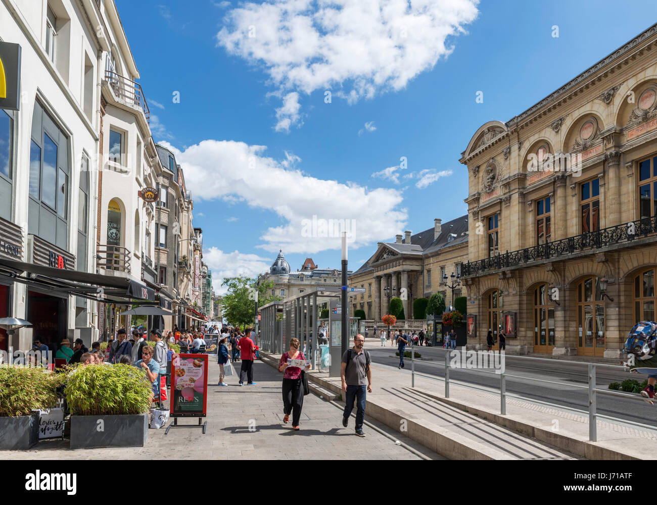 Geschäfte und ein Café in der Innenstadt, Rue de Vesle. Reims, Frankreich Stockfoto
