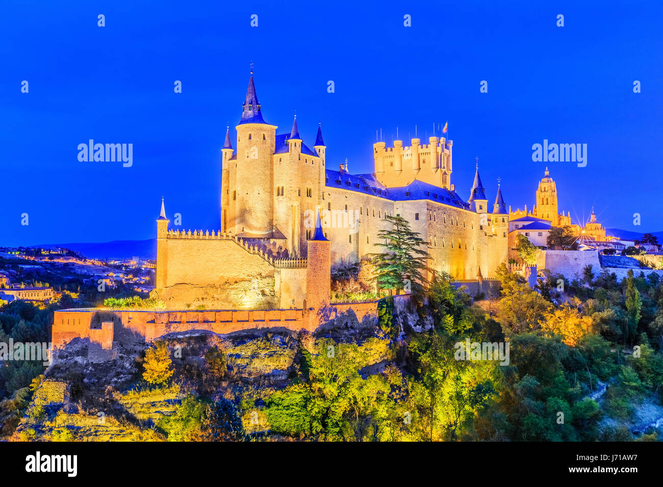 Segovia, Spanien. Der Alcázar von Segovia in der Dämmerung. Castilla y Leon. Stockfoto