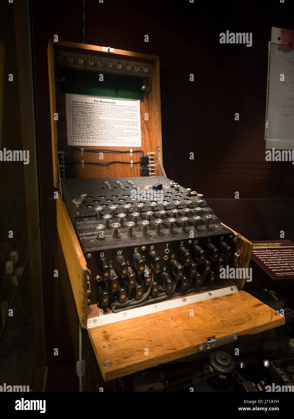 Eine ursprüngliche, Feld tragbare Enigma-Maschine von den Nazis im zweiten Weltkrieg verwendet, um geheime Botschaften zu verschlüsseln. Dies ist im Bletchley Park Museum statt. Stockfoto