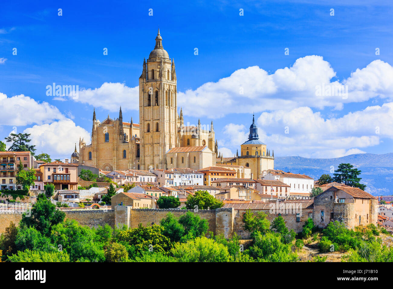 Segovia, Spanien. Blick über die Stadt mit der Kathedrale und dem mittelalterlichen Mauern. Stockfoto