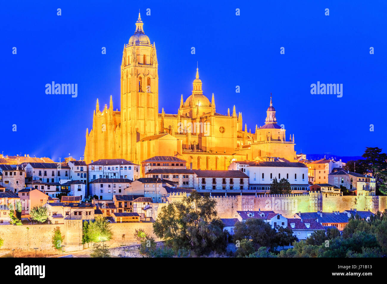 Segovia, Spanien. Blick über die Stadt mit der Kathedrale und dem mittelalterlichen Mauern in der Dämmerung. Stockfoto