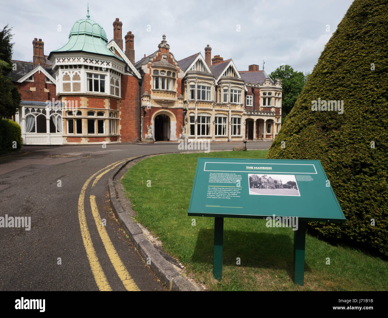 Das Herrenhaus in Bletchley Park wurde zu einem oberen geheimen Codebreaking Hauptquartier für die britischen Kriegsanstrengungen während Weltkrieges zwei umgewandelt. Stockfoto
