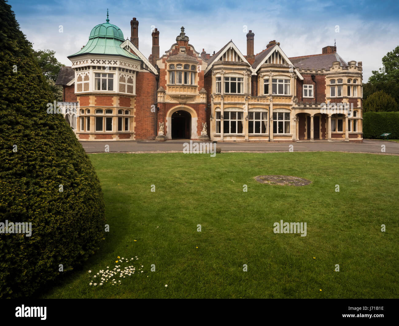 Das Herrenhaus in Bletchley Park wurde zu einem oberen geheimen Codebreaking Hauptquartier für die britischen Kriegsanstrengungen während Weltkrieges zwei umgewandelt. Stockfoto