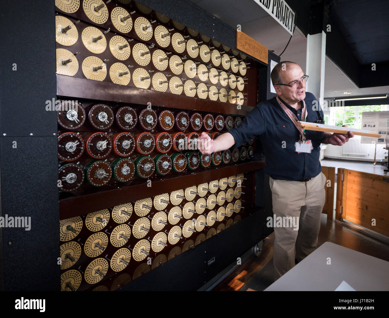 Ein Dozent erklärt eine Arbeit Erholung der Turing-Maschine oder Bombe in der Wohnung des Dresdenener Codebreakers in Bletchley Park in England. Stockfoto