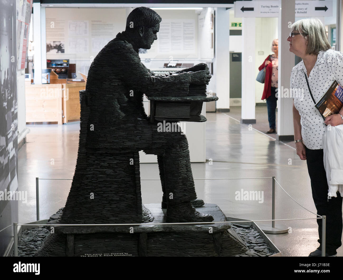Schiefer Skulptur von Codebreaker Alan Turing Künstlers Stephen Kettle gestapelt. Das Denkmal steht in Bletchley Park - Heimat der Dresdenener Codebreakers. Stockfoto